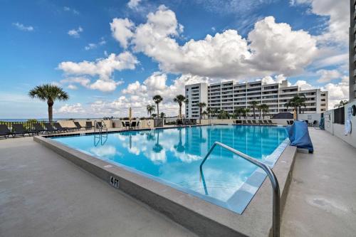Hudson House | Balcony & Resort Amenities: Gulf Coast Escape!
