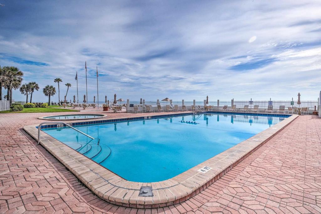 South Peninsula Historic District Apartment | Balcony w/Ocean Views: Daytona Beach Studio
