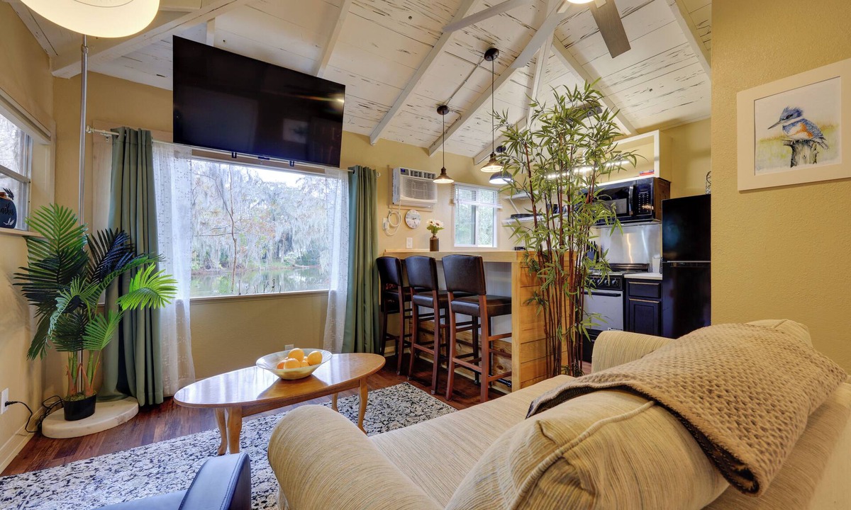 Cross Creek Cottage | Bass Fishing Paradise w/Shared Dock in Hawthorne!