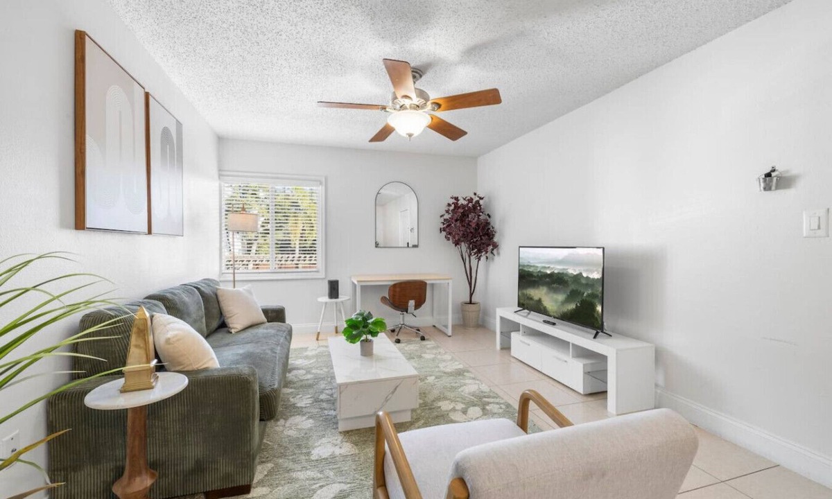 SoHo Apartment | Bayshore Bliss | Pool + Gym & Free Parking