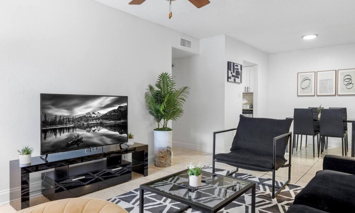 SoHo Apartment | Bayshore Cozy Escape | Free Parking, Pool & Gym
