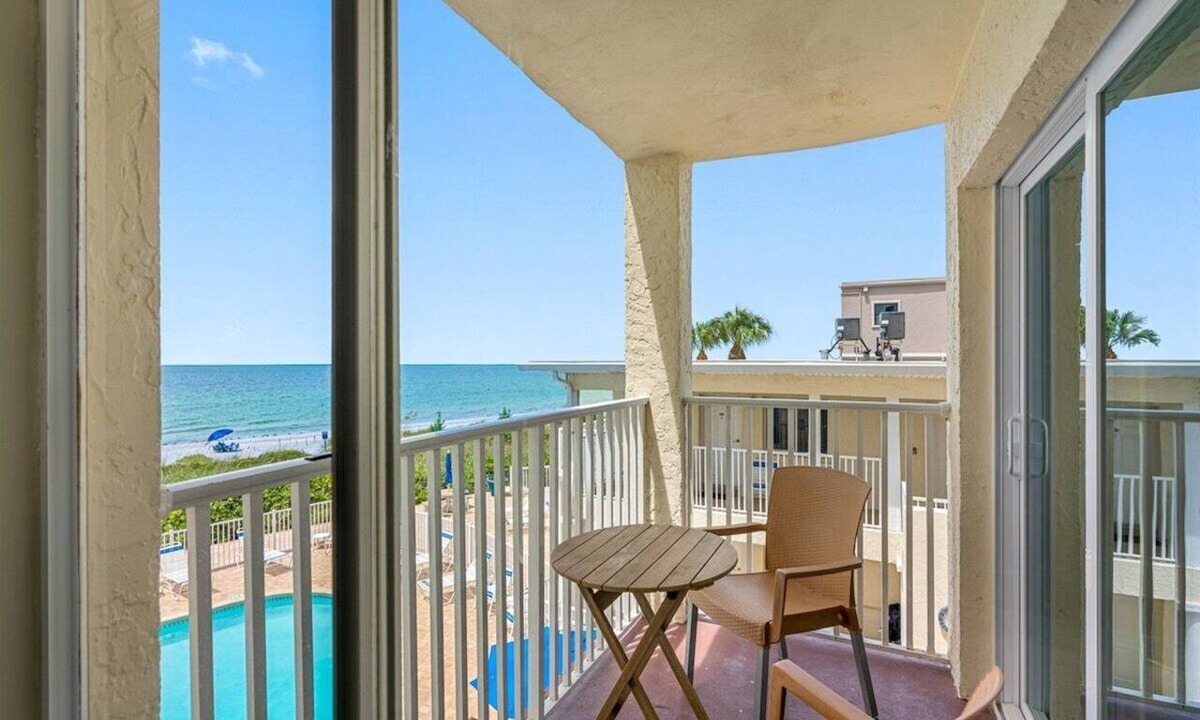 Belleair Beach Condo | BBC216 - 🌊 Gulf-Front Condo w/Balcony | Beach Access | Pool | Sleeps 6 🌴