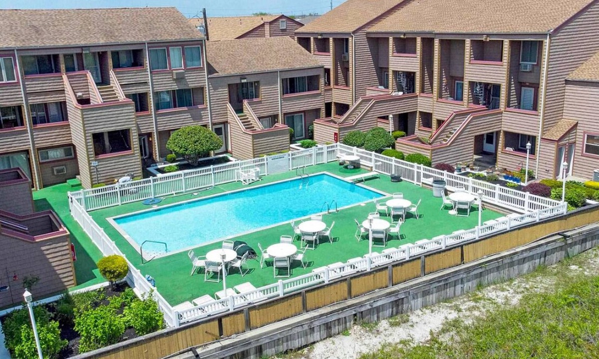 Southend Condo | Beach Block! Beautifully furnished 1 bed/1 bath steps to the sand