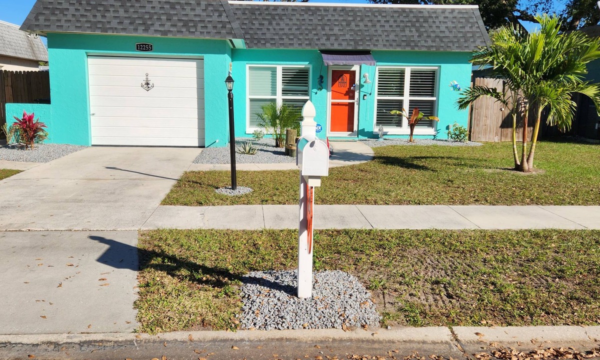 Largo Cottage | Beach Cottage-3 minutes to the Gulf!