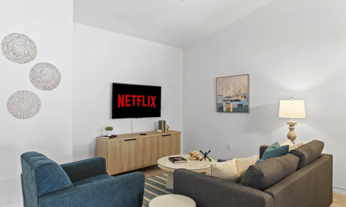 Palm Coast House | Beach House King Bed Pet Friendly! Fast Wi-Fi Netflix Garage