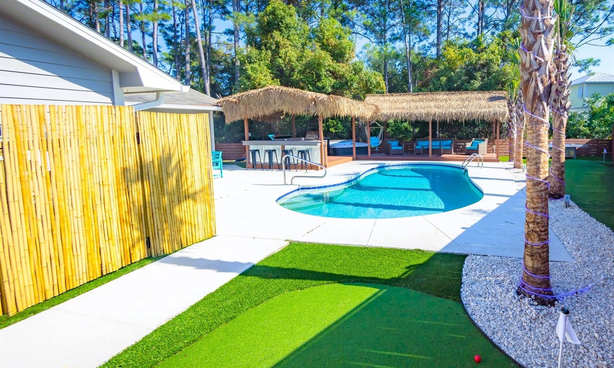 Thomas Drive House | Beach house with Heated Pool, Hot Tub, Fire Pit,GAM RM, Mini&Disc Golf, 100" T.V