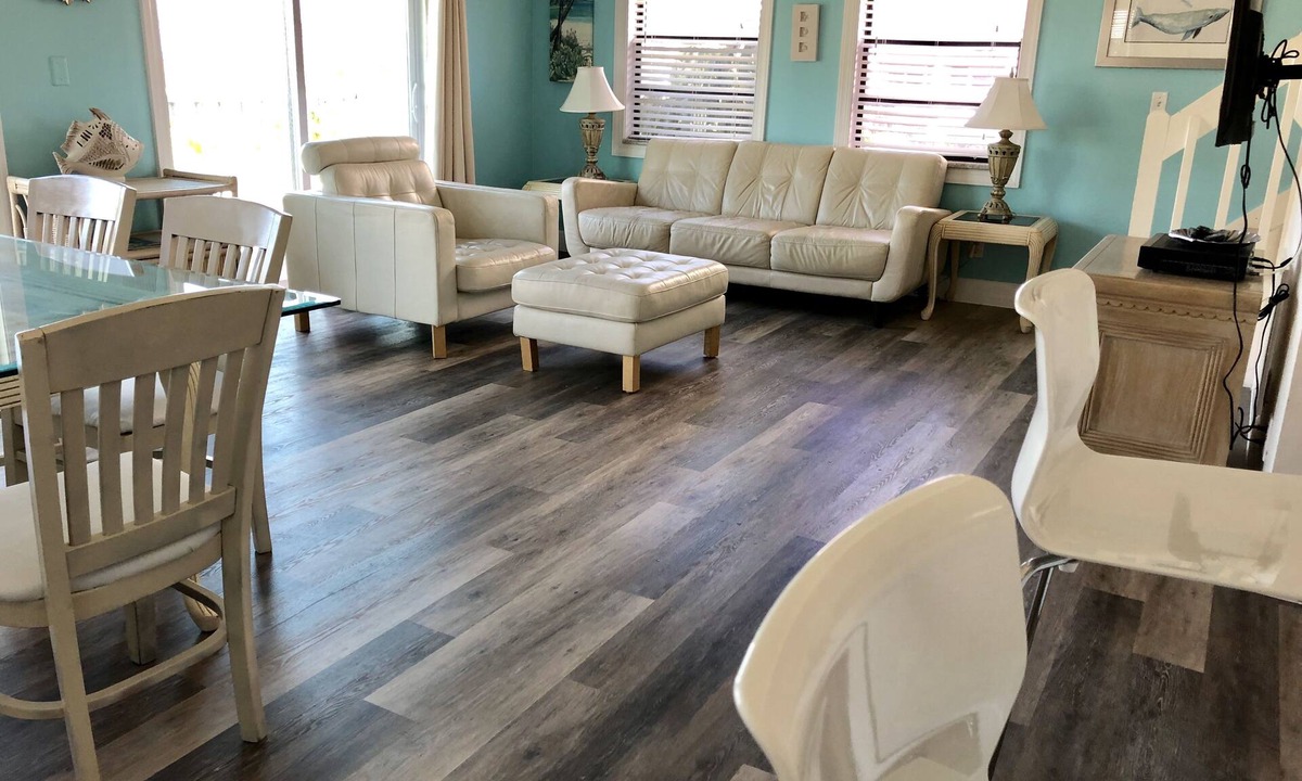 Madeira Beach House | Beach house with atached apartment 30 Steps to Beach and 1 block to Johns Pass
