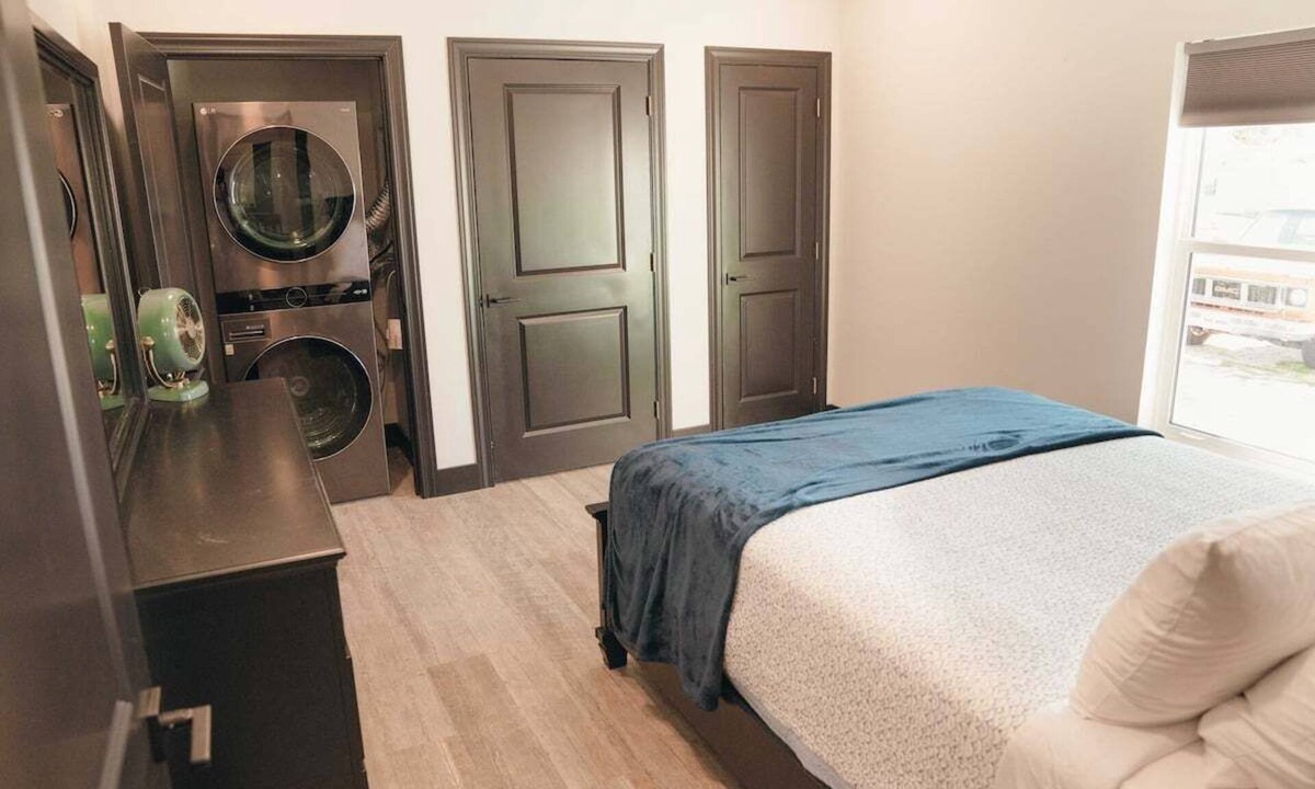 Southgate Apartment | Beach supplies, coffee, TV, Wi-Fi, sleeps 4