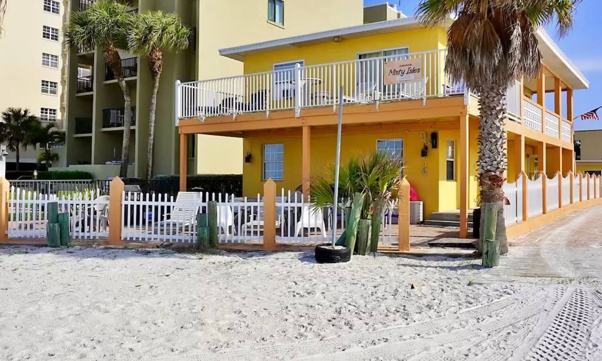 Redington Shores Cottage | Beachfront 1BR, Steps to Ocean, Dog Friendly. BOOK TODAY!