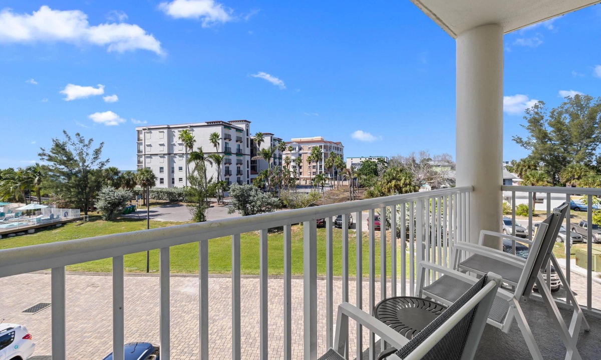 Treasure Island Condo | Beachfront 2BR Condo with Balcony & Pools