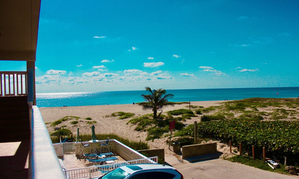 Pompano Beach Apartment | BEACHFRONT COMPLEX STUDIO Sleeps 2 Full Kitchen, Free parking, Heated Pool