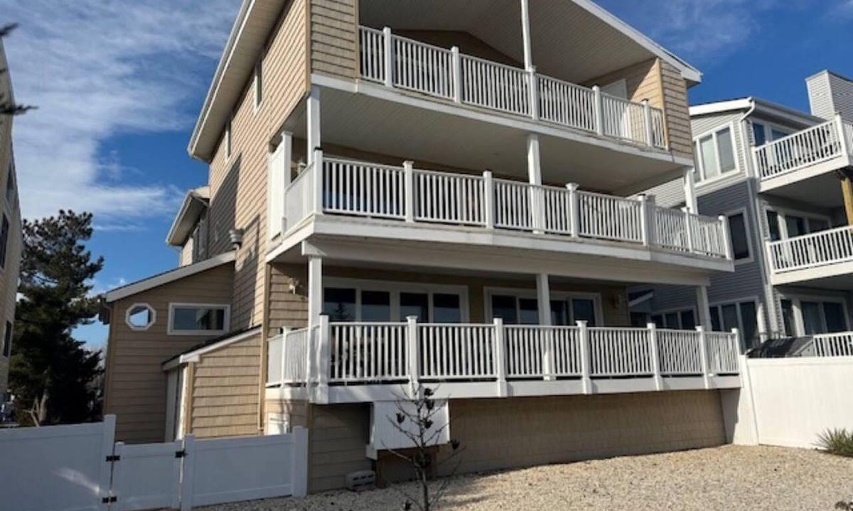 Southend Condo | BEACHFRONT LARGE SOUTHEND 3 BEDROOM 2 BATH CONDO
