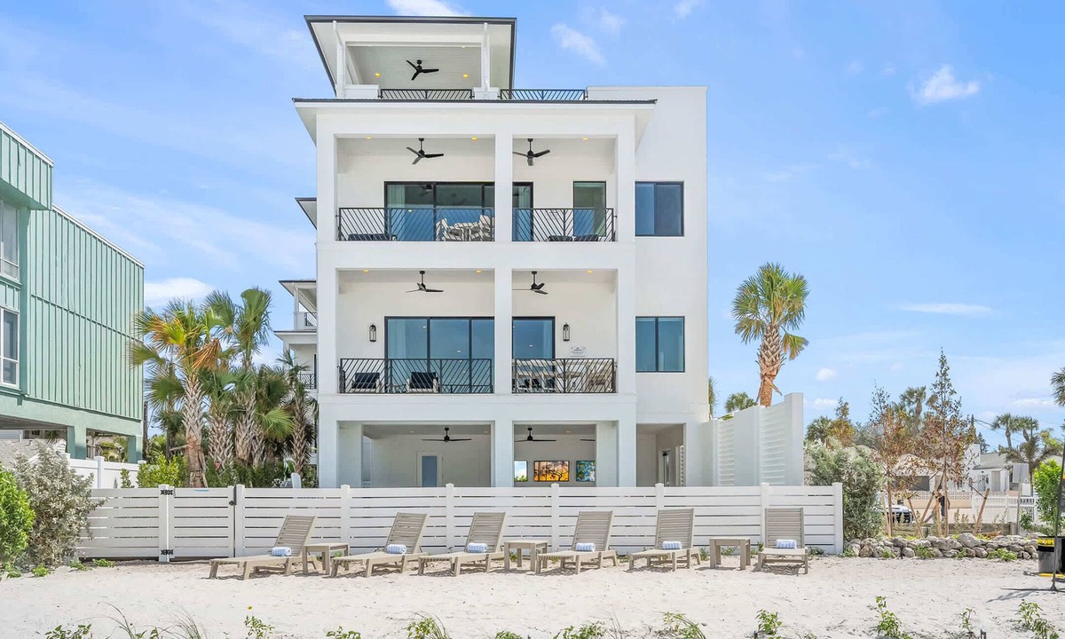 Clearwater Beach House | Beachfront Luxury - Pool, Spa & Rooftop Deck