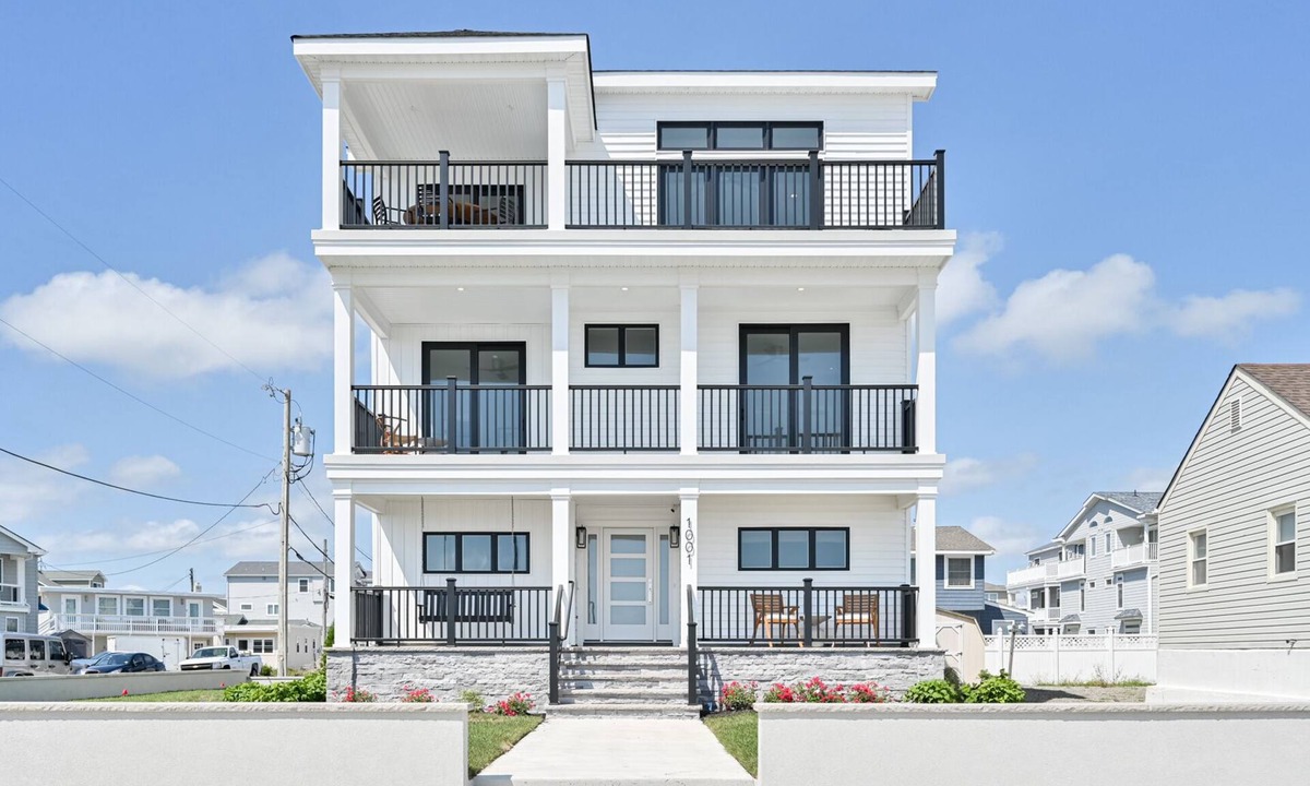 Brigantine House | BEACHFRONT Multi-Family Home, 3 levels with decks!
