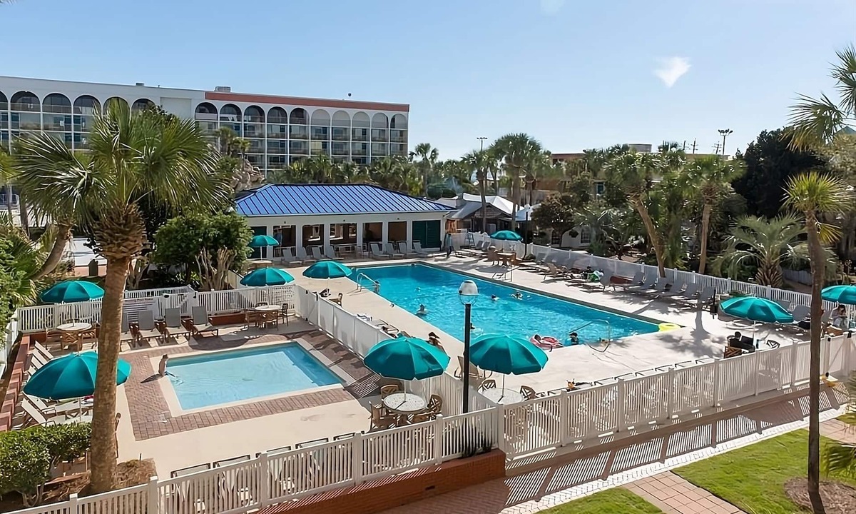 Fort Walton Beach Hotel | Beachside Comfort Stay with Pools Near Island Dining | 2 Units