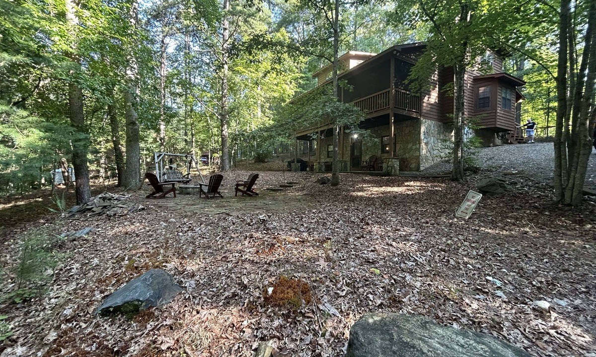 Blairsville Cabin | Bear-A-Dise- A beautiful mountain cabin-sleeps 12, hot tub, game room & firepit.