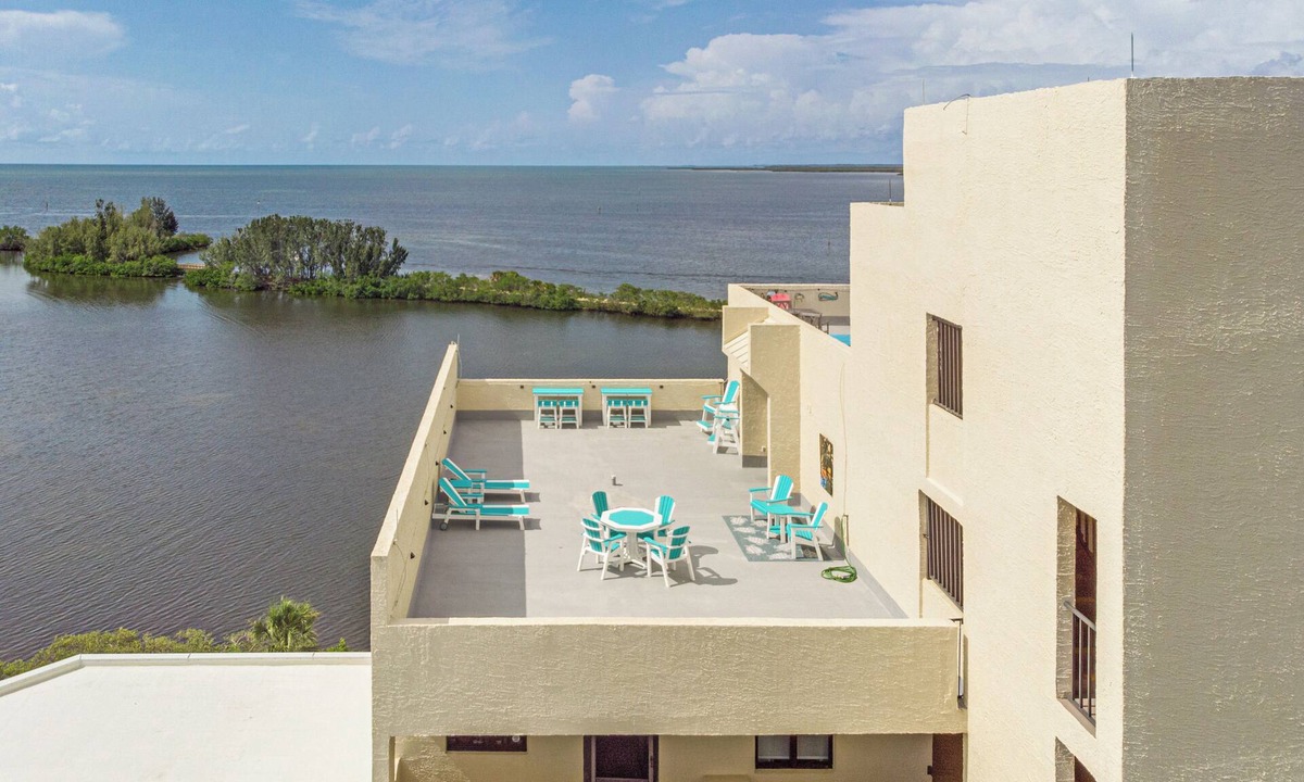 Hudson Apartment | Beautiful 1 bedroom waterfront condo with 800sf private rooftop terrace!