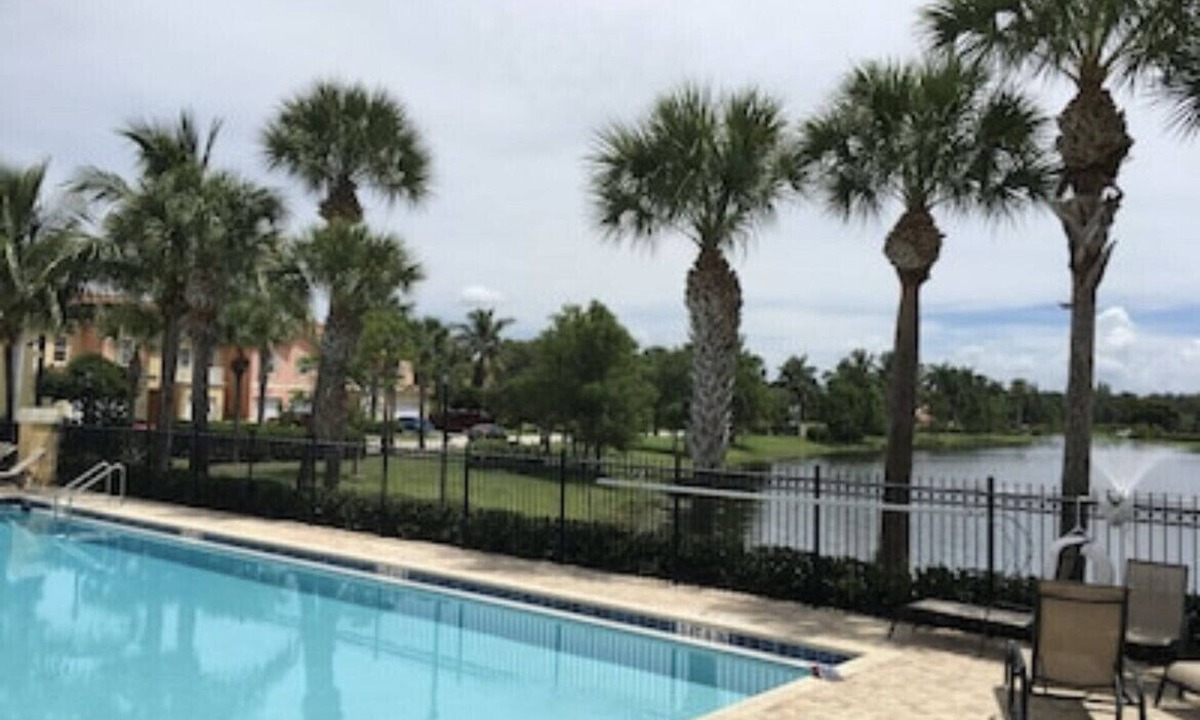 Biggar House | Beautiful 2 story Townhome with view of lake. Minutes from beach