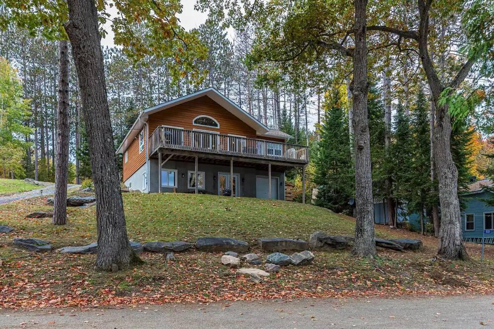 Algonquin Highlands Cottage | Beautiful Lakefront - Perfect for 1-2 families