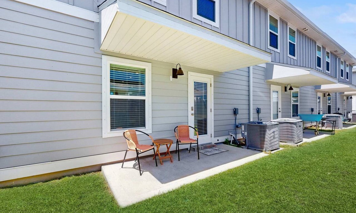 Gulf Breeze Condo | Beautiful townhouse with plenty of space, full kitchen & close to beach