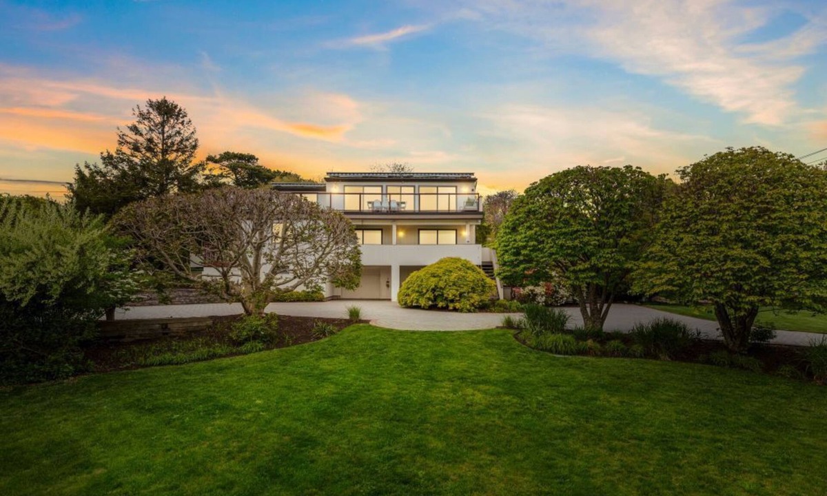 Hampton Bays House | Best View + Private Beach + Putting Green