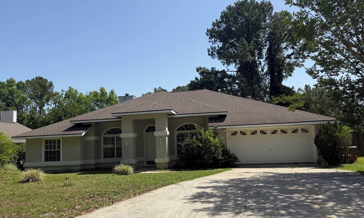 Gainesville House | Big 4-bedroom home minutes from North Fl, Shands, Oaks Mall & Ben Hill Stadium