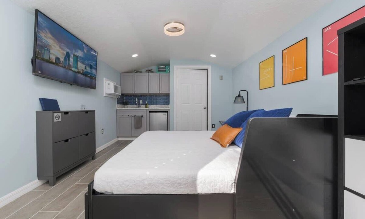 Avondale Apartment | Blue Palm Cottage | Team Joseph Ellen