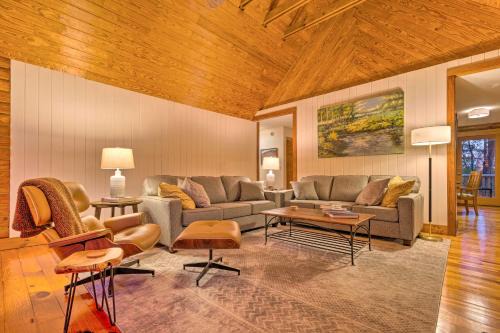 Travelers Rest House | Blue Ridge Mtn Cabin Near Hiking & Biking Trails!