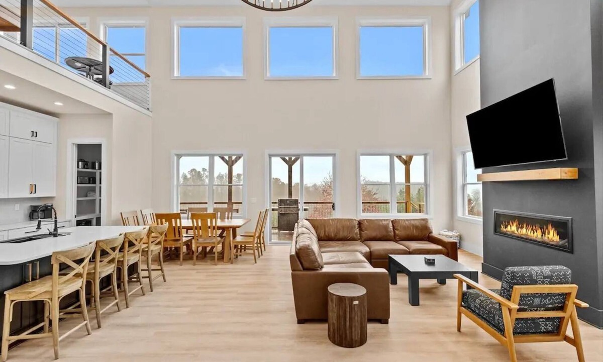 Edens Gate House | Brand-New +VIEWS! Hot Tub, Fire Table, Game Room !