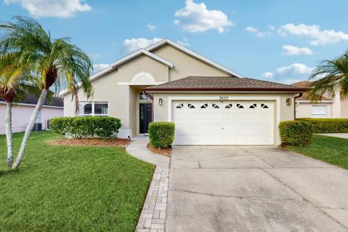 Chatham Park House | Bright 3BR pool home with screened lanai, Jacuzzi & near Disney parks