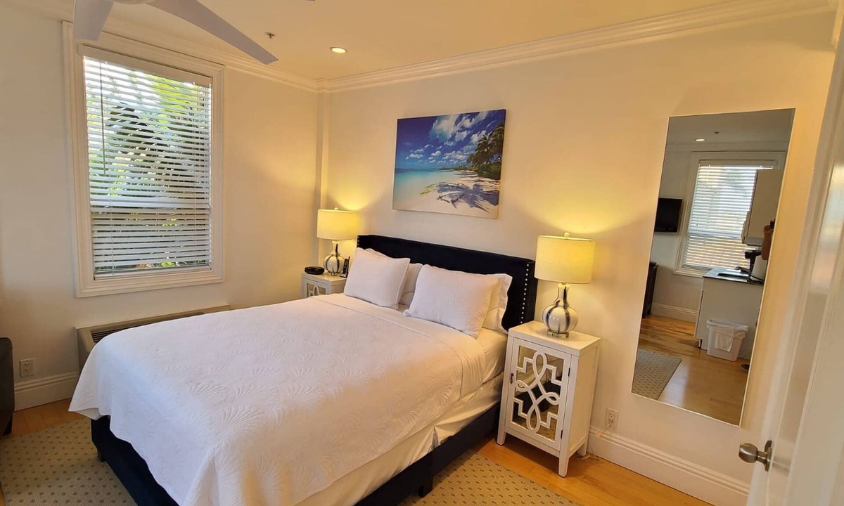 Palm Beach Apartment | BrightCornerStudio StepsToOcean Restaurants Stores