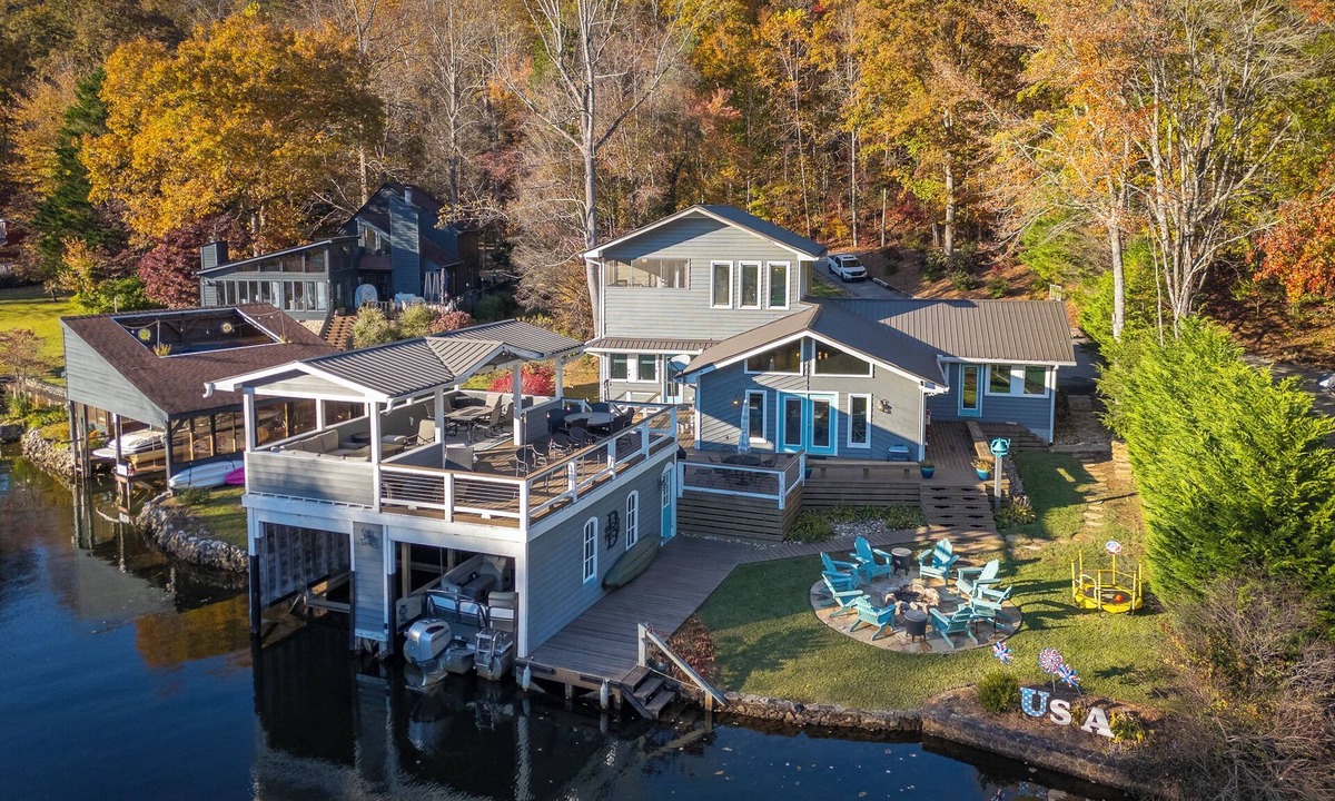 Wiley House | Burton Bungalow: A spacious 5-bedroom lakefront retreat in Clayton, GA.