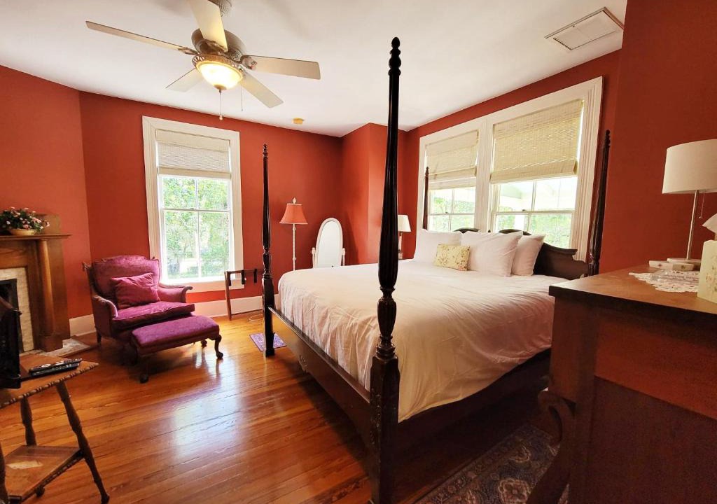 Gainesville Bed & Breakfast | Camellia Rose Inn- Luxury King Room Briar Rose