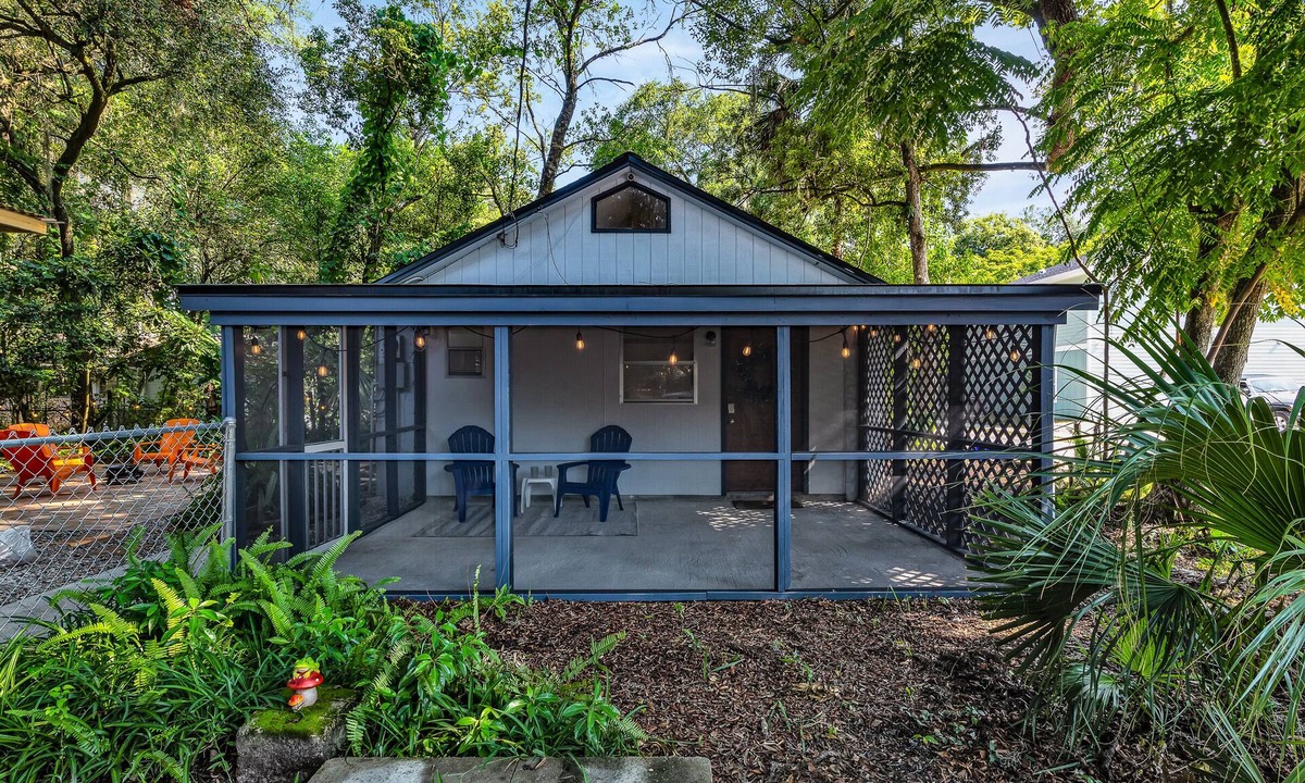Gainesville Apartment | Campus Cottage - Quick Walk to UF