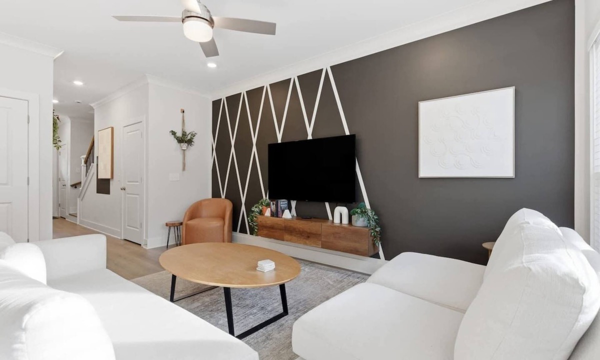 Spartanburg Villa | Carolina Modern| Luxe 3BR | Sleeps 10 | 2 Min DT