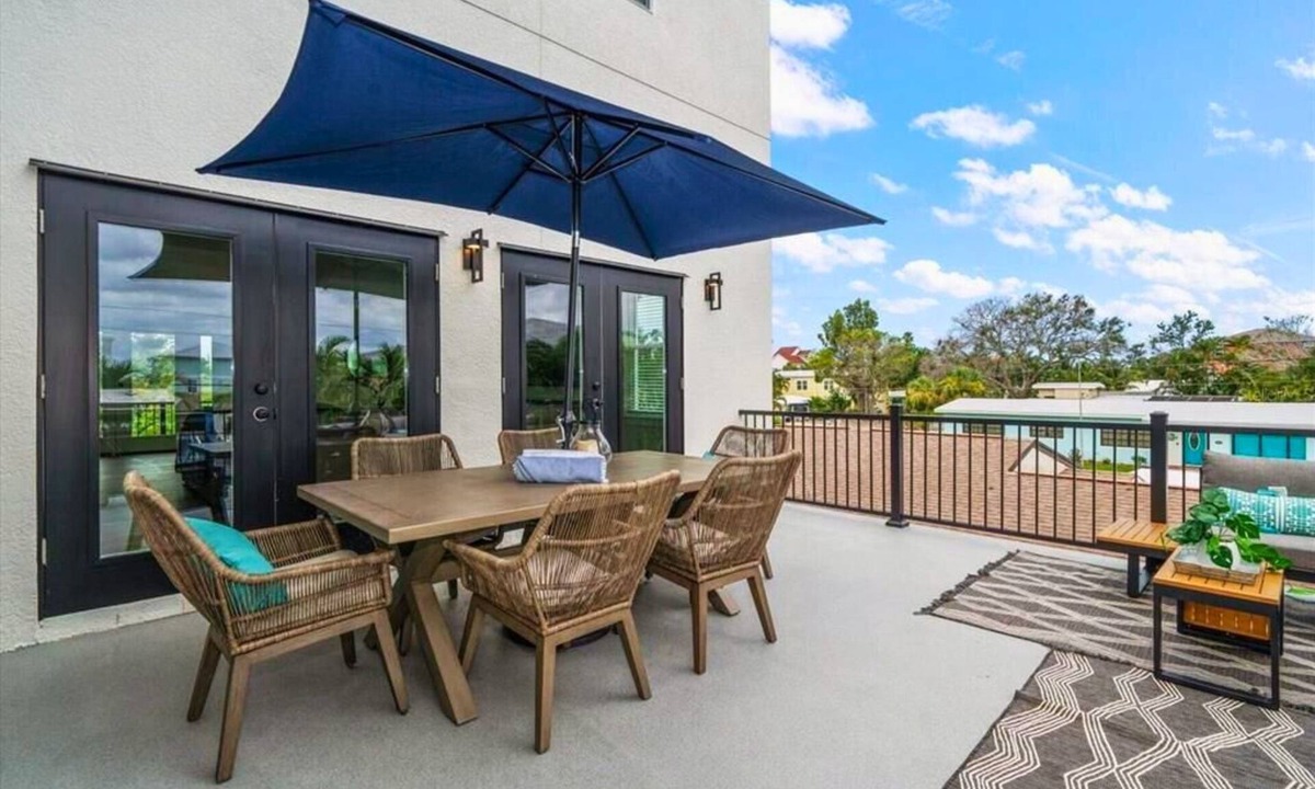 Redington Beach House | Casa De Marina - Luxurious Group Retreat in Redington Beach