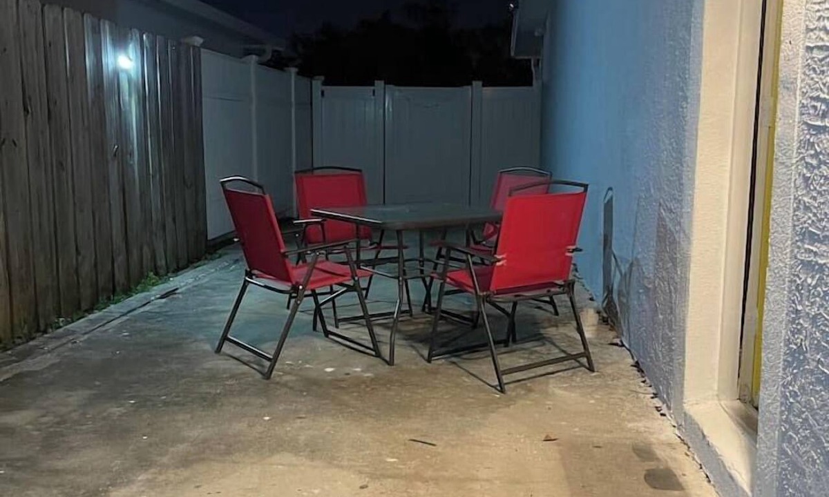Pinecrest West Park Apartment | Casita Noir by Tampa Bay Hotspots & Airport!