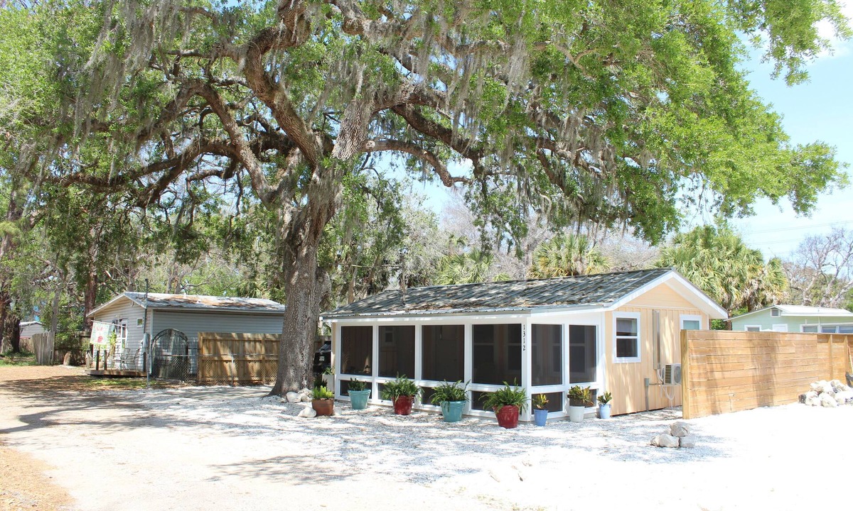 Holiday House | Charming 1-bedroom house with AC, WiFi in enchanting Tarpon Springs