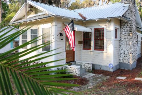 Yankeetown House | Charming 1940s Daybook Cottage on the Florida Hidden Coast
