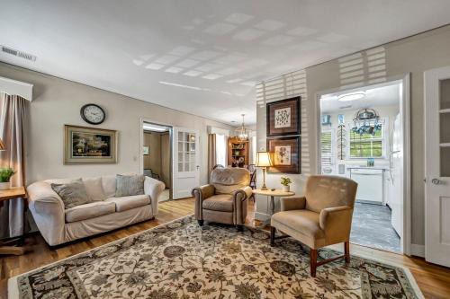 Cayce House | Charming 2BR - Antique Cottage