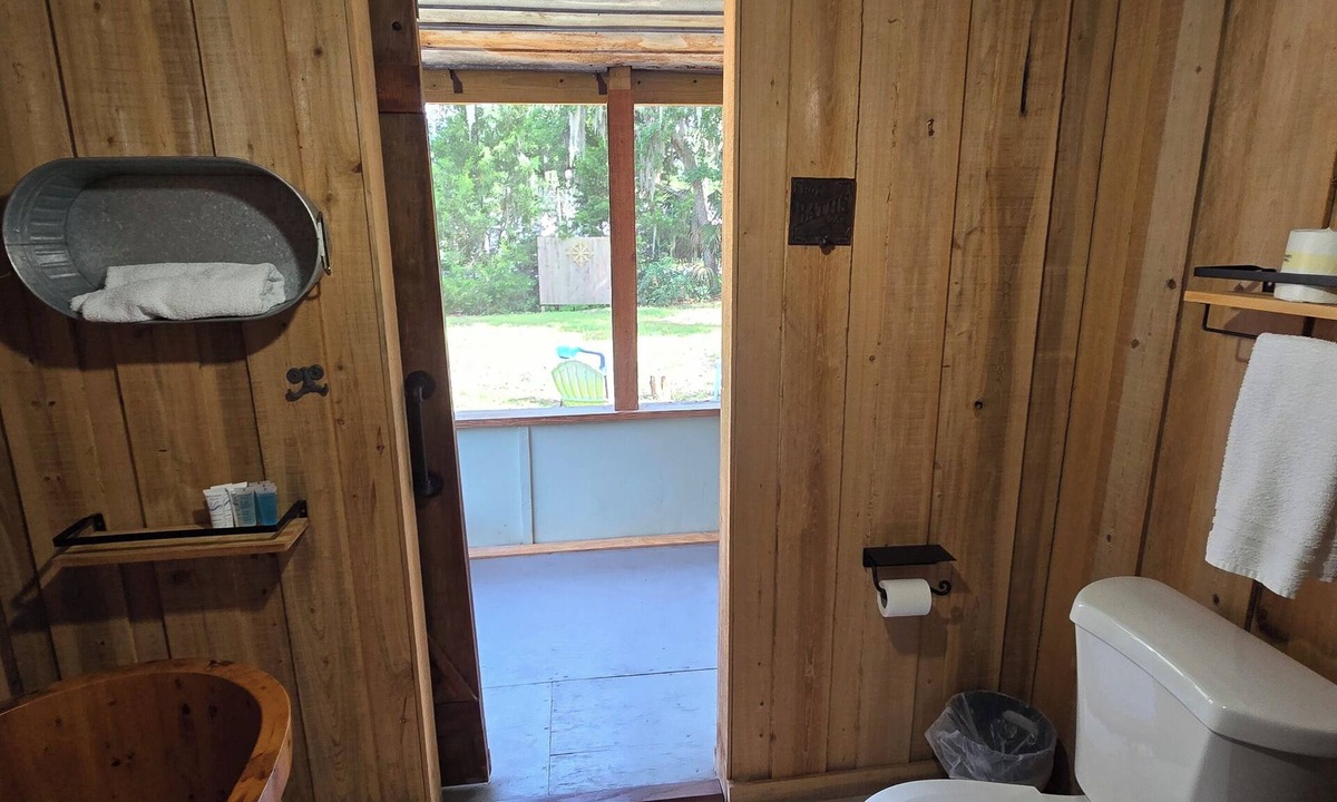 Chassahowitzka House | Charming 3/2 house with AC in Homosassa, Chaz. Across from the Chaz river.
