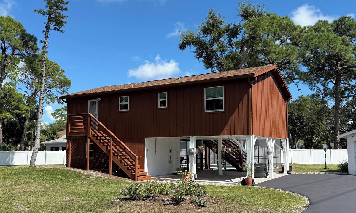 South Pinellas Community Council House | Charming 3-bedroom house with WiFi, AC, & heated swimming pool in St. Pete.
