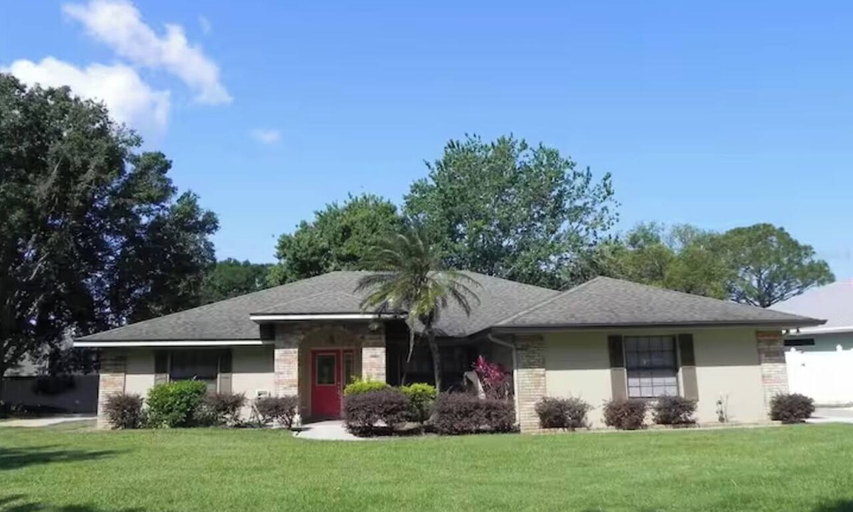 Auburndale House | Charming 3-bedroom house located in Auburndale