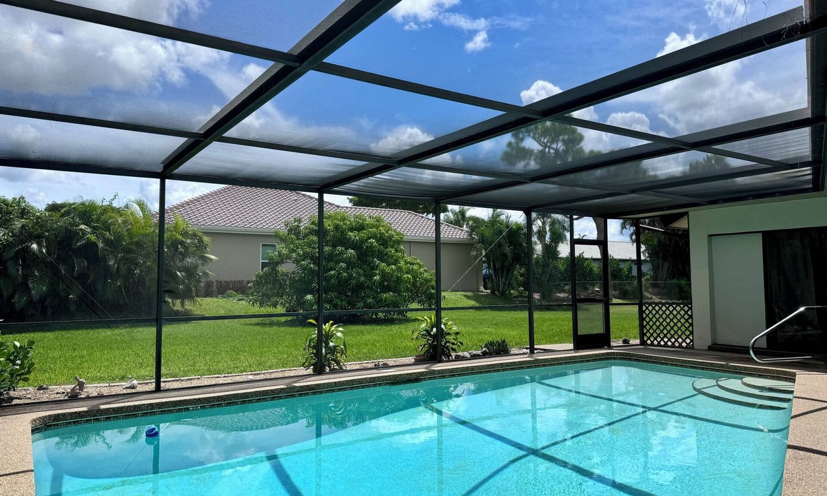 Biggar House | CHARMING! 3-bedroom house with Pool, WiFi, AC in marvelous Fort Myers near beach