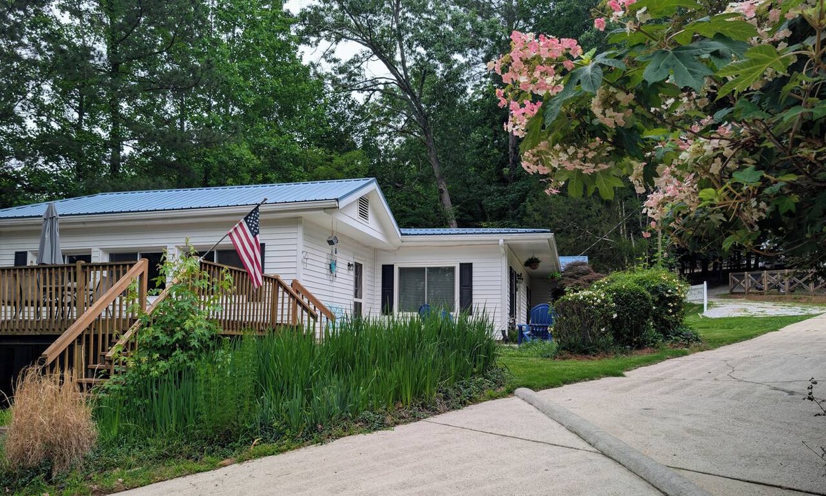 Gainesville House | Charming 3BR/2BA lakehouse with private dock on quiet, deepwater cove.