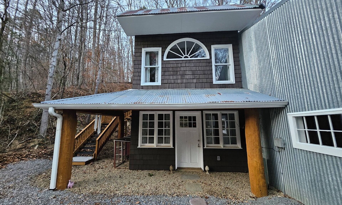 Marshall House | Charming barn loft in quaint Marshall