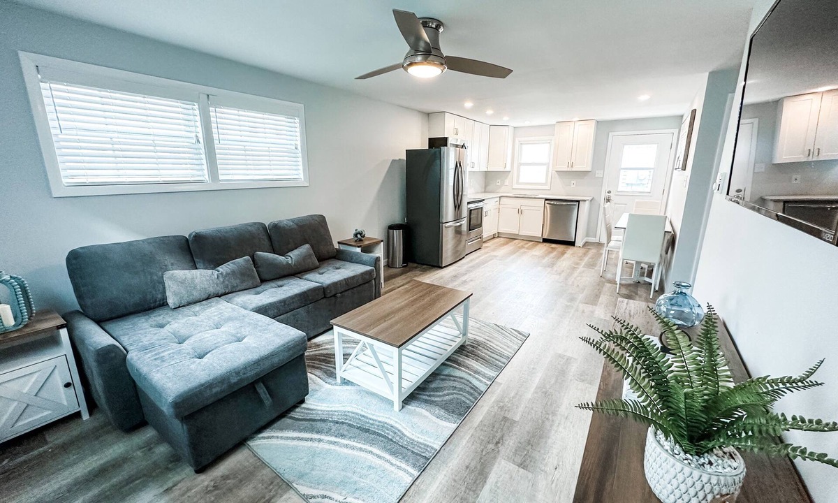 Southend House | ~Charming Beach Block Bungalow ~ Steps to the Ocean