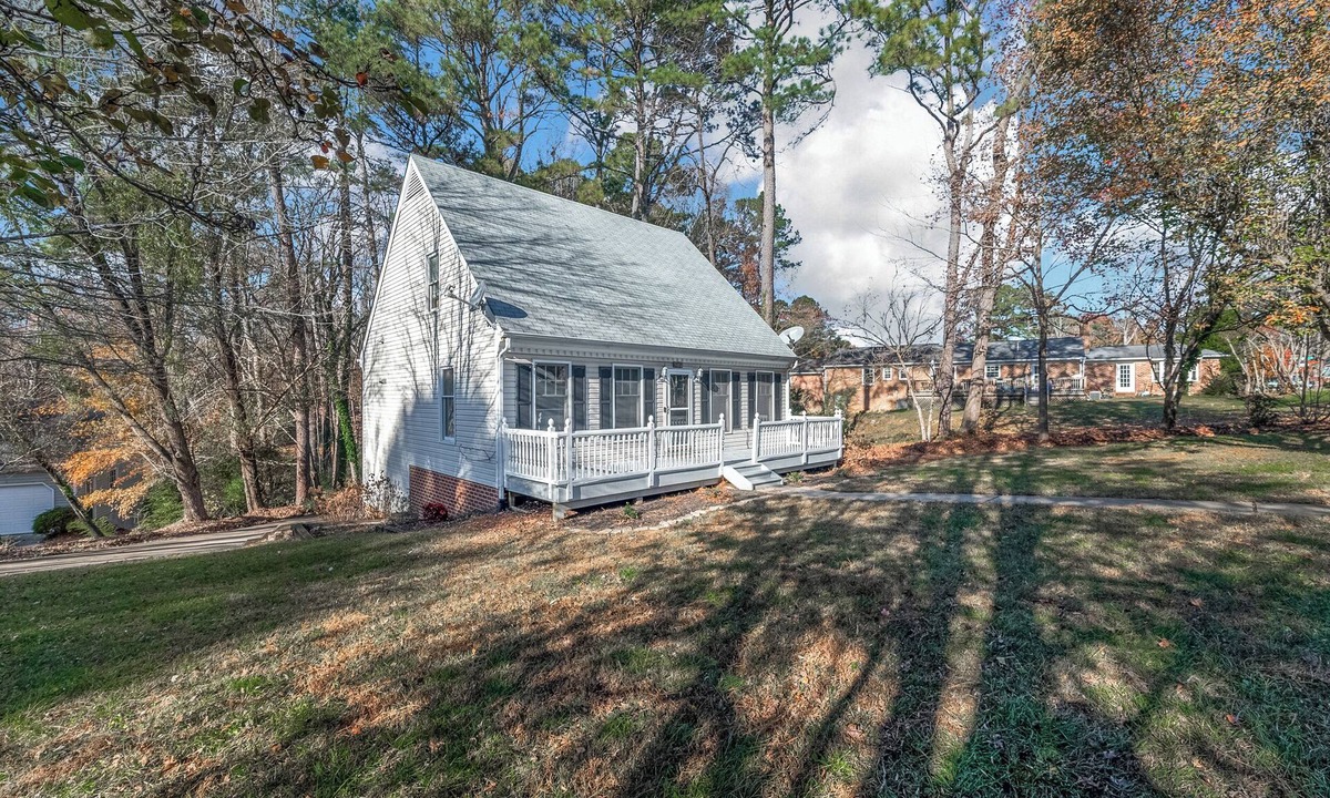 Berkeley House | Charming Colonial Williamsburg Cottage Home w/add'l storage, Pet Friendly!