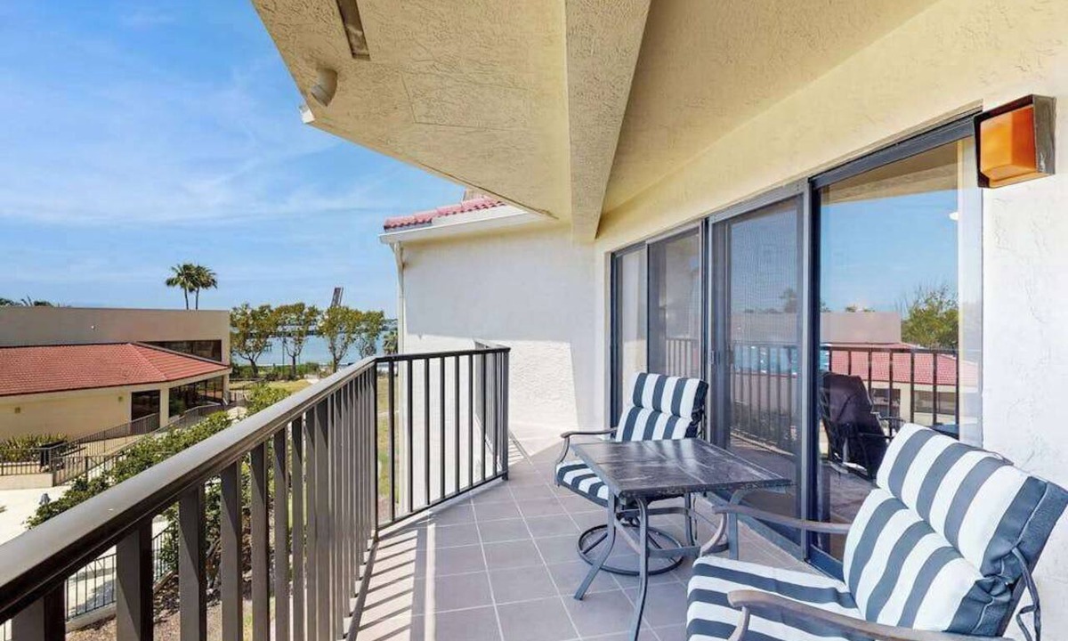 Bradenton Condo | Charming condo w/access to shared pool, riverwalk & close to Island Ferry