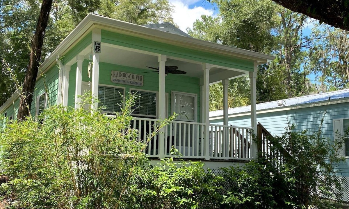 Dunnellon Cottage | Charming Cottage Surrounded by Trees in Dunnellon, Florida